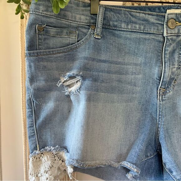 TORRID Women’s Lace Trim Distressed Raw Hem Denim Shorts Size 20 - Picture 3 of 11